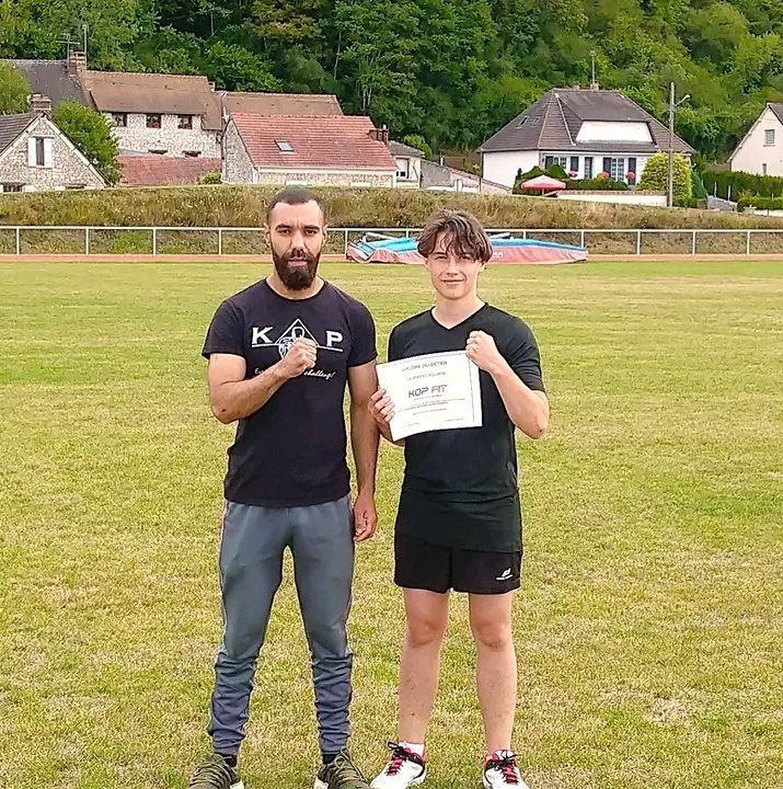 Le coach Abdel (KOP FIT) avec un adolescent qui présente son diplôme
